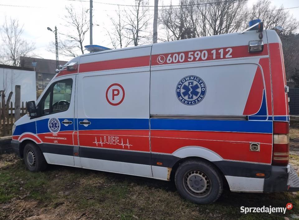 Ambulans z przejściem i noszami diesel