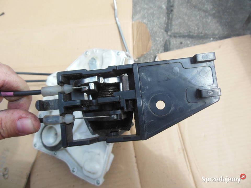 ZAMEK LEWY PRZÓD DRZWI SUZUKI SWIFT V 8220268LA0 Kozy