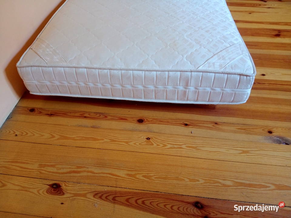 Łóżko na stelażu z materacem sprzedam