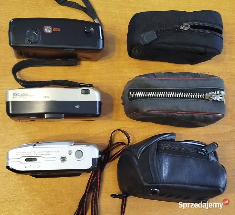 Trzy aparaty fotograficzne z futeralami Aparaty