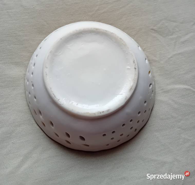 Porcelanowa ażurowa miseczka z kwiatowymi