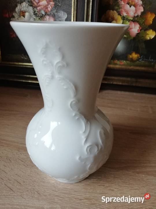 Biały porcelanowy wazonik Gorlice
