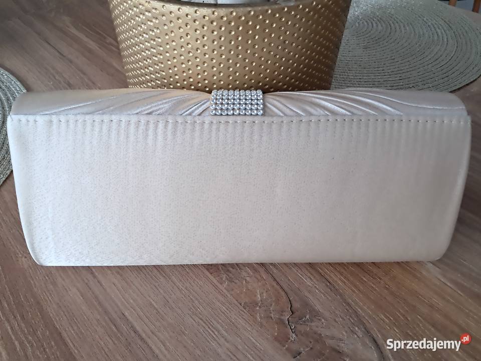 beżowa torebka kopertówka ze złotym łańcuszkiem