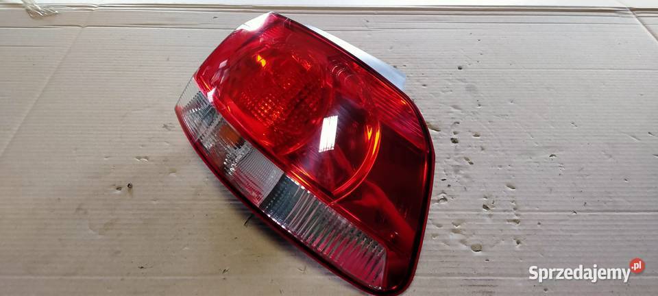 VW GOLF VI HB 0813 LAMPA TYLNA PRAWA W BŁOTNIK