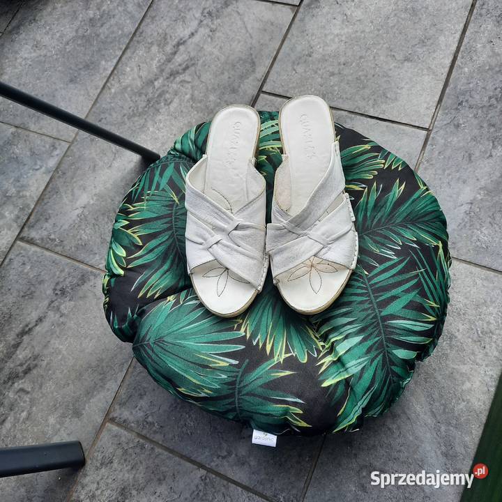 Białe klapki ze skóry naturalnej firmy Quazi Wrocław