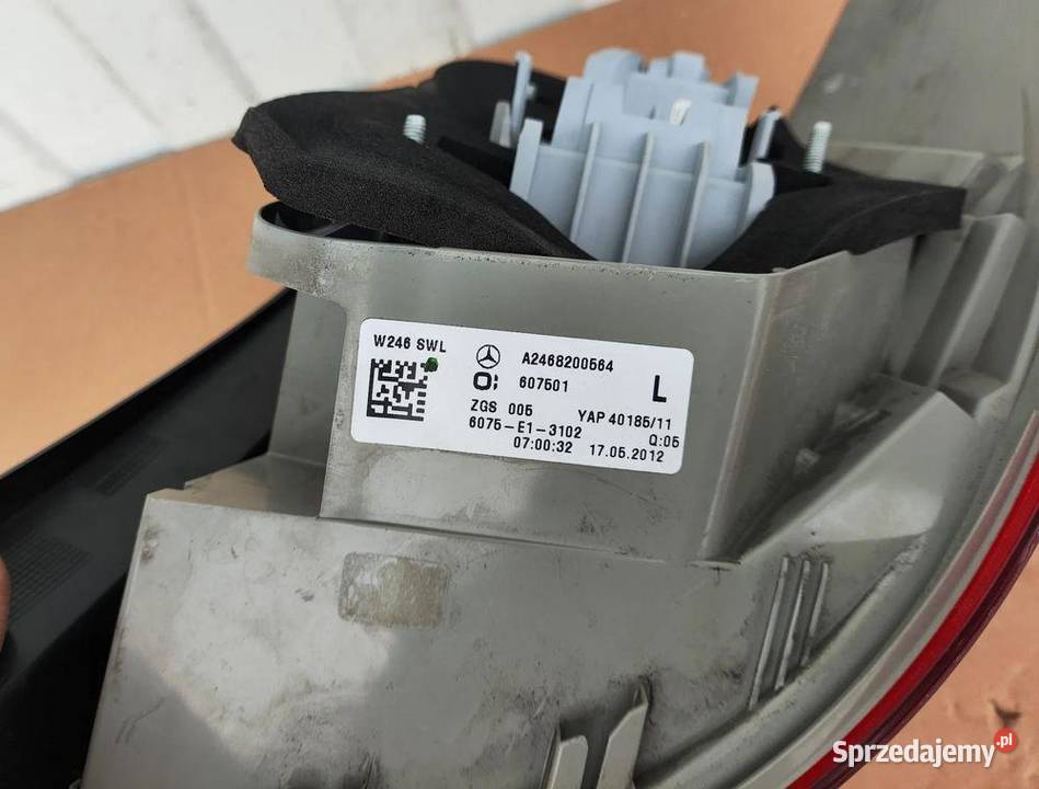 MERCEDES B W246 LED LAMPA LEWA TYŁ