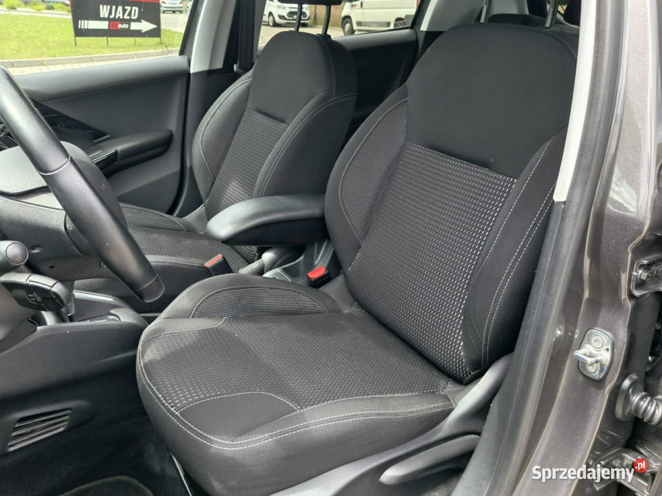 Peugeot 208 lifcie 12 benzyna 110 niski przebieg