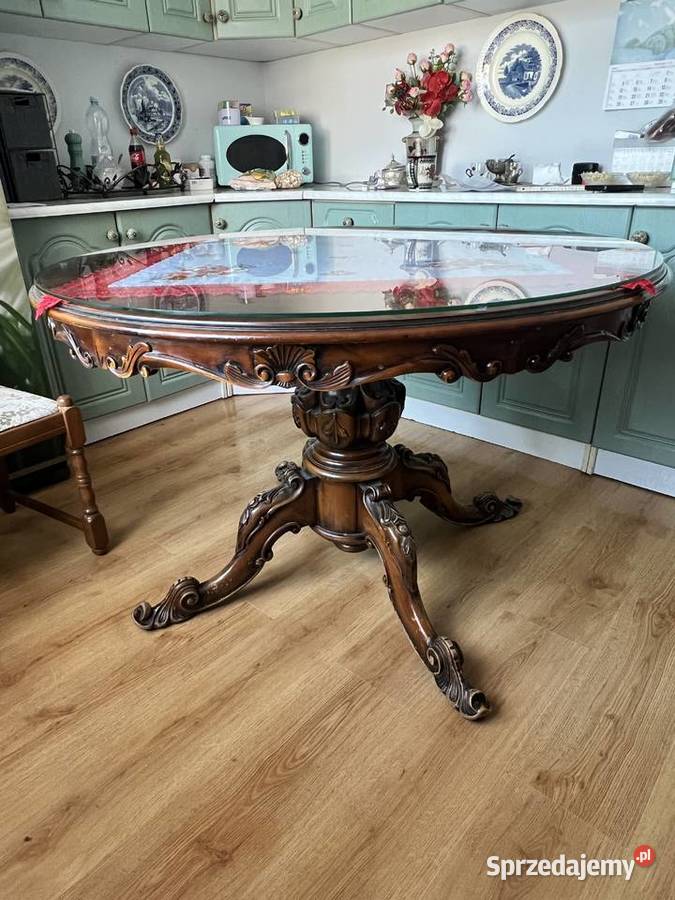 Okrągły stół w starym stylu