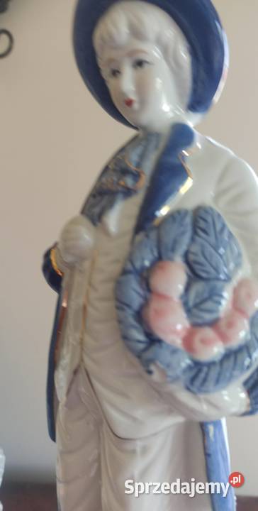 Figurka młodzieńca z koszykiem owoców Bez