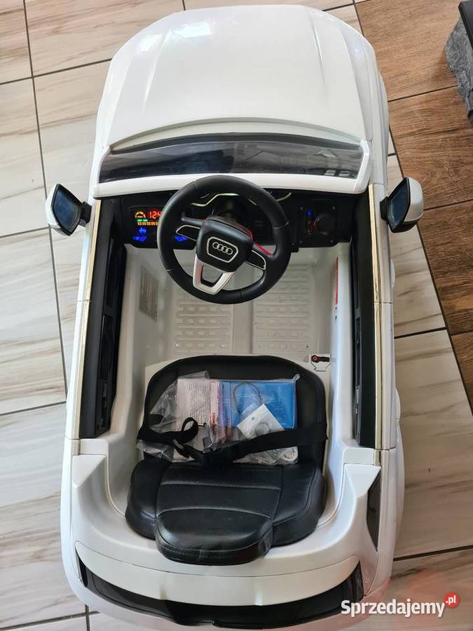 Audi Q7 na akumulator na pilot Steklno