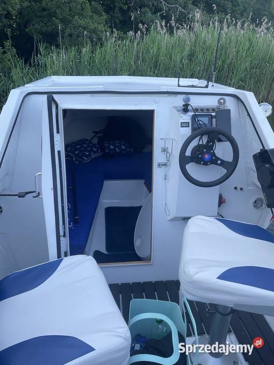 Łódź motorowa kabinowa z silnikiem Wałcz