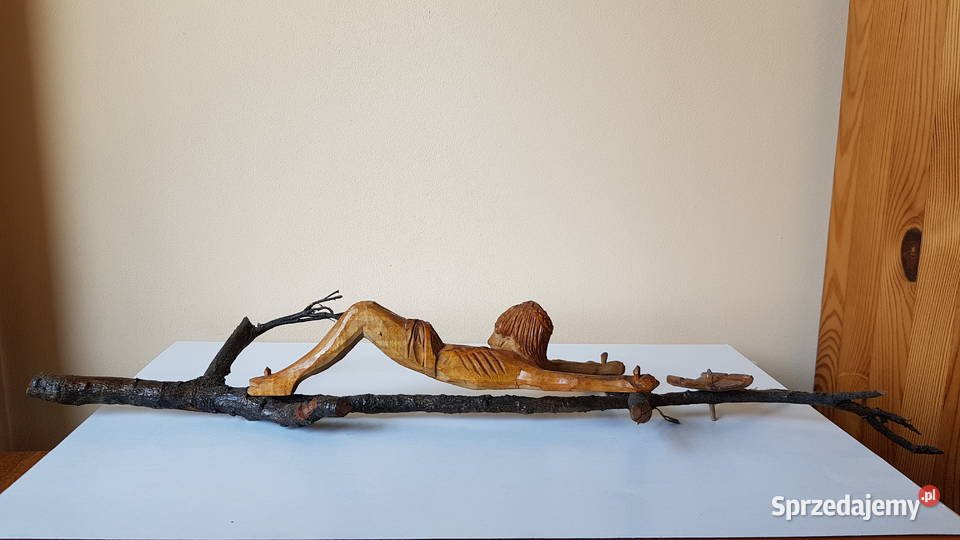 Stara drewniana rzeźba Jezus na krzyżu