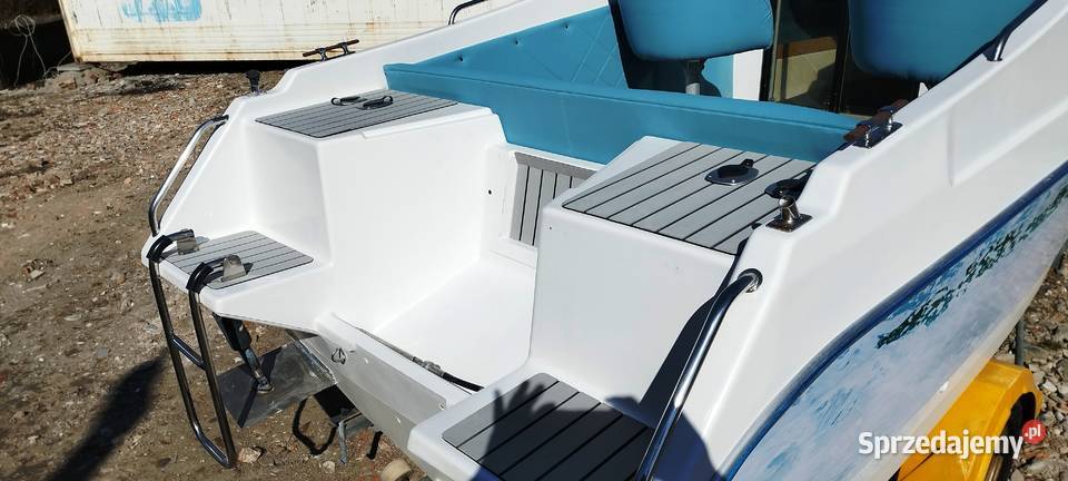 Łódź motorowa bez silnika odrestaurowana z Przejazdowo