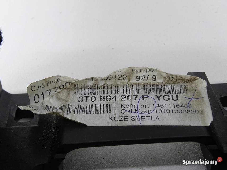 PODŁOKIETNIK TUNELU ŚRODKOWY SKÓRA 3T0864207E sprzedam