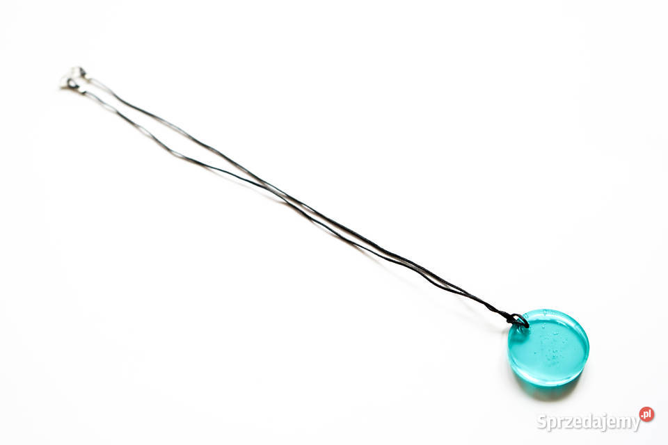 Błękitny okrągły wisiorek z żywicy epoksydowej z Warszawa