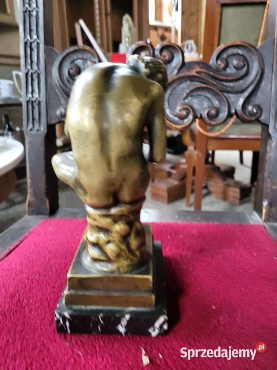 Figura z brązu chłopca wyciągającego cierń