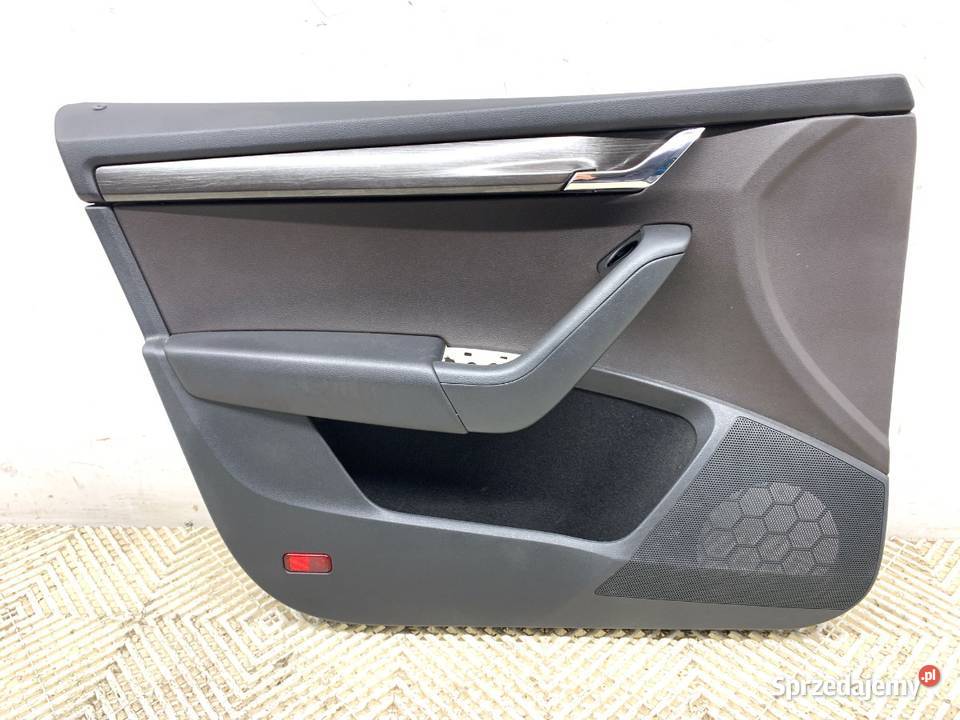 BOCZEK DRZWI LEWY PRZÓD SKODA OCTAVIA III Kombi