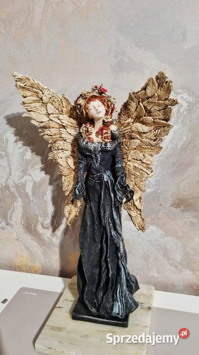 Piękny anioł z kwiatami we włosach Zamość