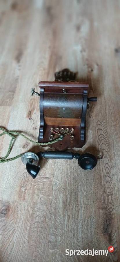 Zabytkowy telefon na ścianę z lat XX w małopolskie