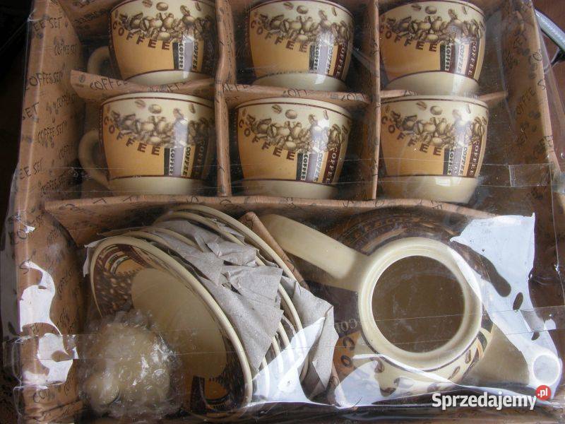 ceramiczny dzbanek i filiżanki