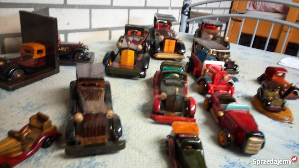 Kolekcja modeli drewnianych aut połysk