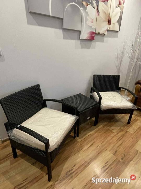 Nowe krzesła ratanowe stolik