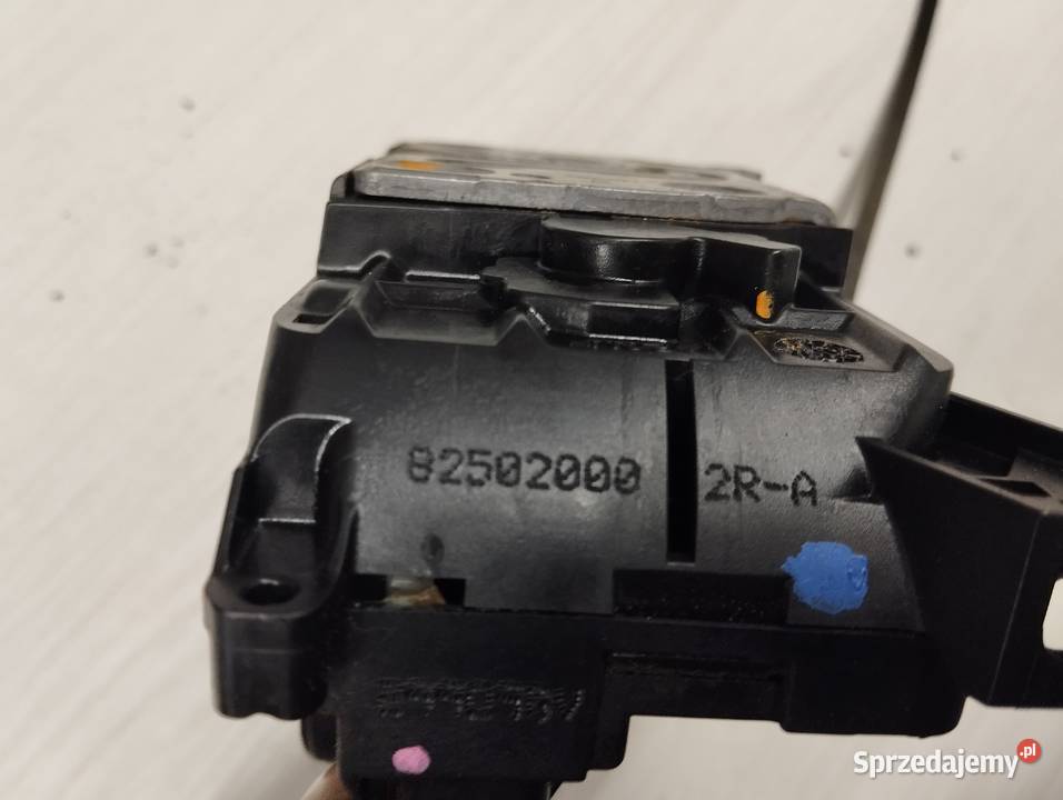 Zamek drzwi prawy tył Megane III 825020002R łódzkie Łask