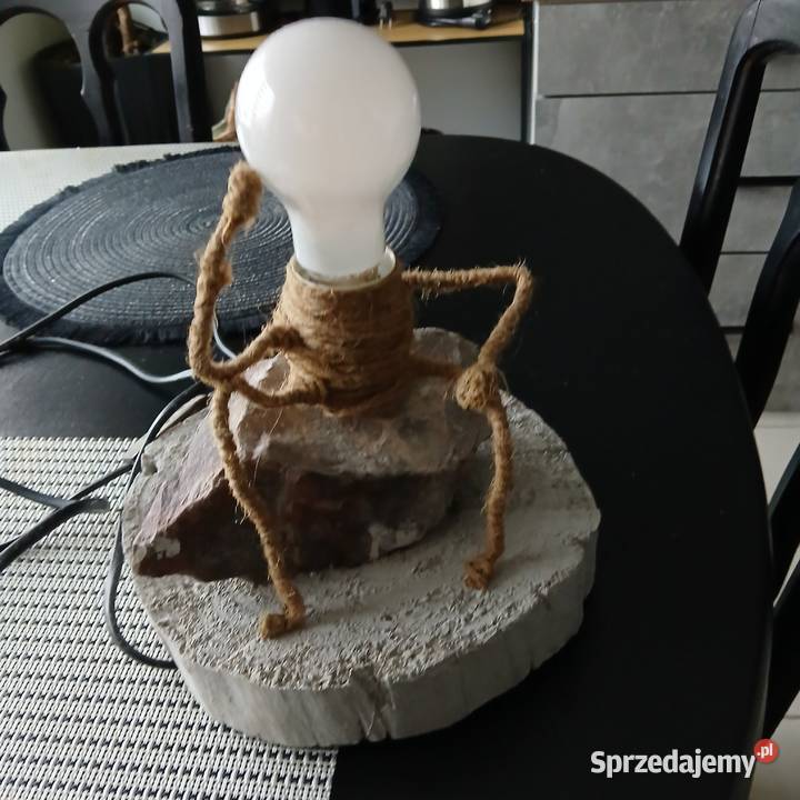 Lampka myśliciel siedzący na kamieniu Inowłódz