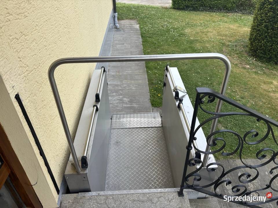 Platforma z podnośnikiem wózków inwalidzkich