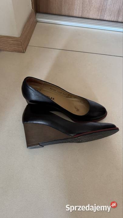 Czółenka na koturnie Ryłko