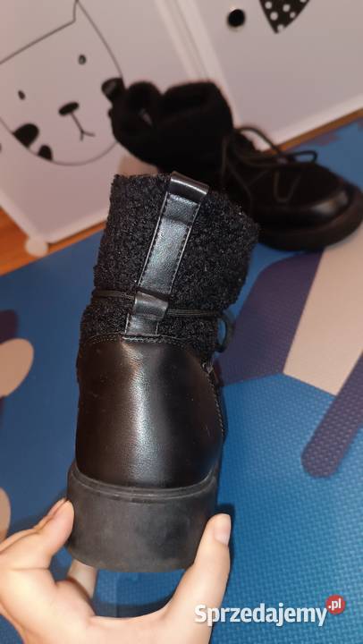 Czarne ciepłe zimowe buty z miękkim futerkiem czarny