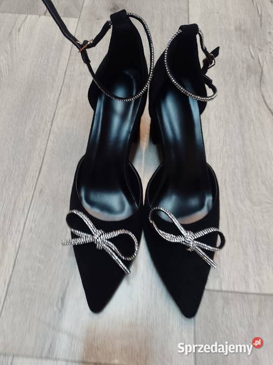 42 Czarne bogato zdobione czółenka wieczorowe z Kraków
