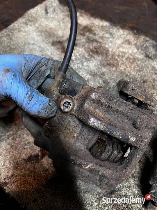 Zaciski hamulcowe tył BMW E36 Compact uszkodzone osobowe