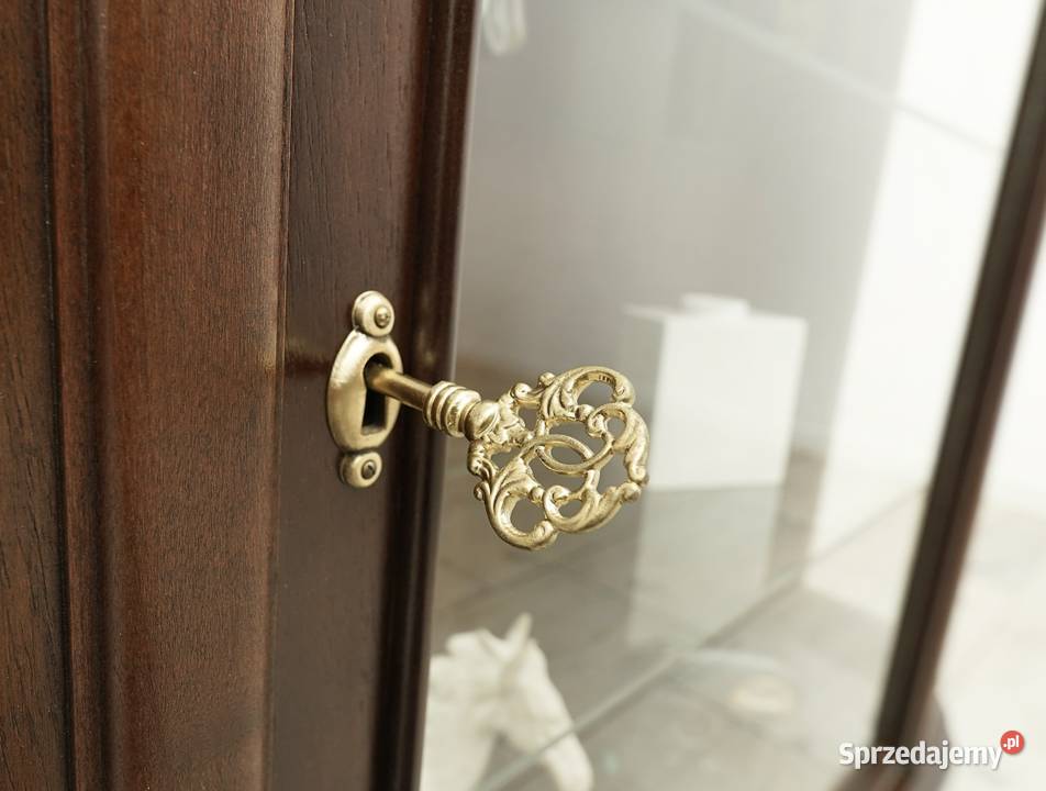 Zabytkowa witryna w stylu chippendale z lat wielkopolskie