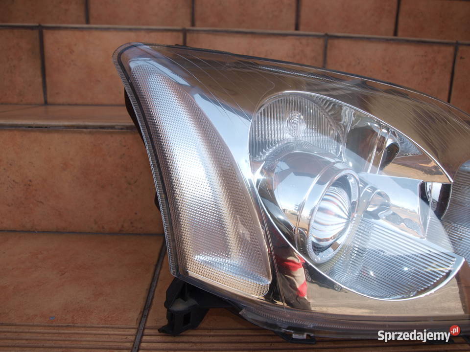 Toyota Avensis T25 lampa prawa przód zwykła 2003 Kalisz