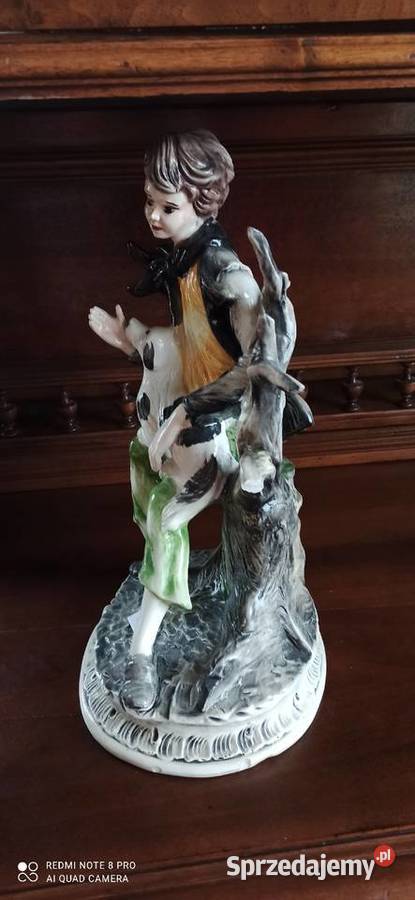 Siedzący chłopiec z pieskiem Figurka bez pomorskie Gdańsk