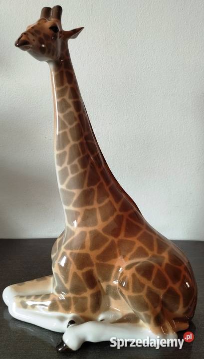 porcelanowa figurka siedzącej żyrafy sygnowana Chorzów
