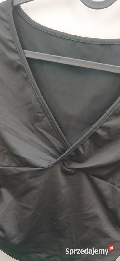 Czarny top z dużym dekoltem dopasowany