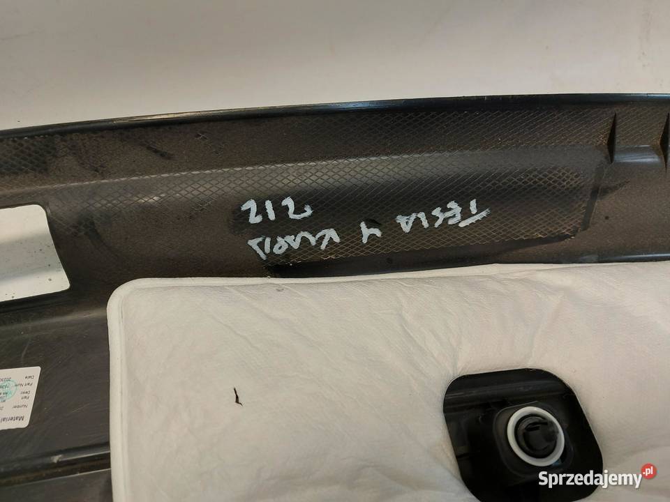 TESLA MODEL Y 2023r Tapicerka osłona plastik