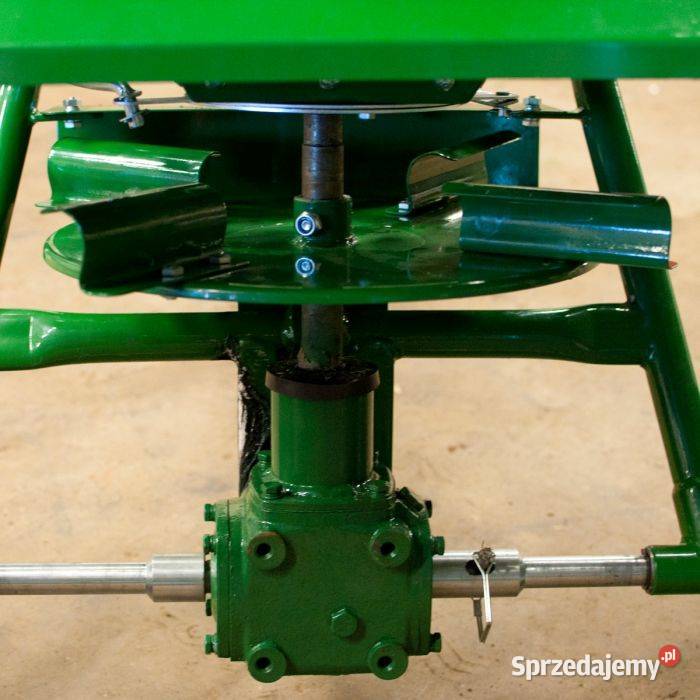 Rozsiewacz do soli i nawozu ze zbiornikiem 160 l