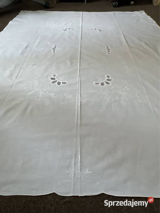 Obrus biały haftowany z koronkami Zabrze