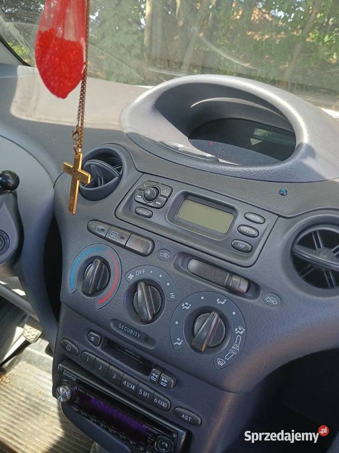Toyota yaris 2002 jeździ skręca hamuje oc pt
