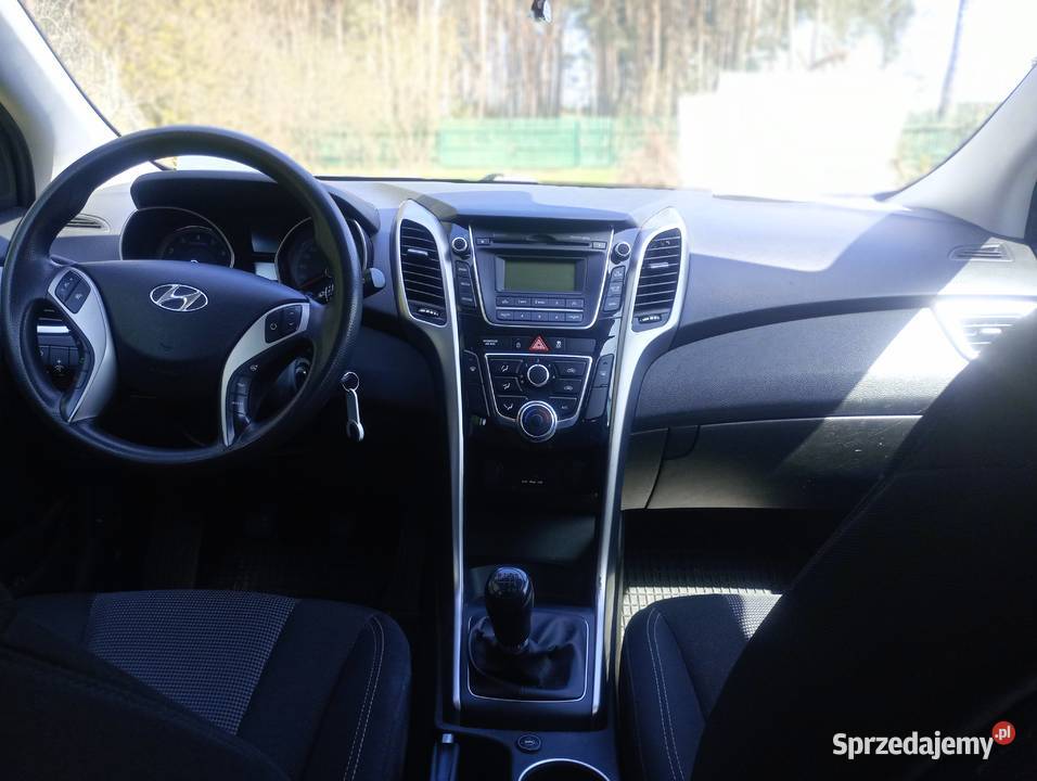Hyundai I30 kombi z 2014 roku z fabryczną Warszawa sprzedam