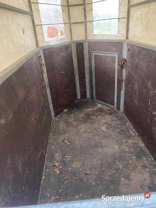 Przyczepa do przewozu koni