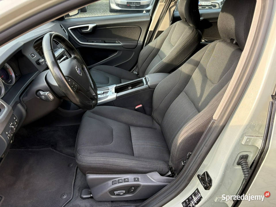 Volvo V60 T4 180 Podgrzewane fotele Hak odpinany czujnik parkowania Lipówki