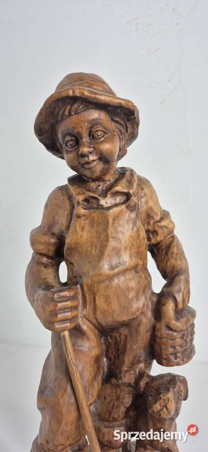 Duża drewniana rzeźba Chłopiec z psem 36