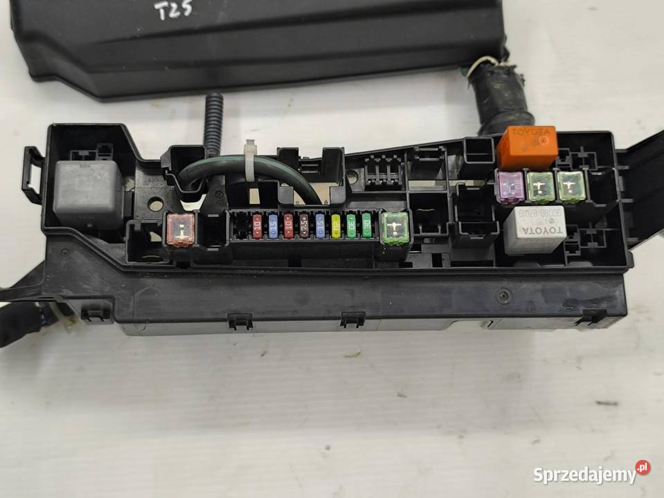 SKRZYNKA BEZPIECZNIKÓW TOYOTA AVENSIS II T25 18
