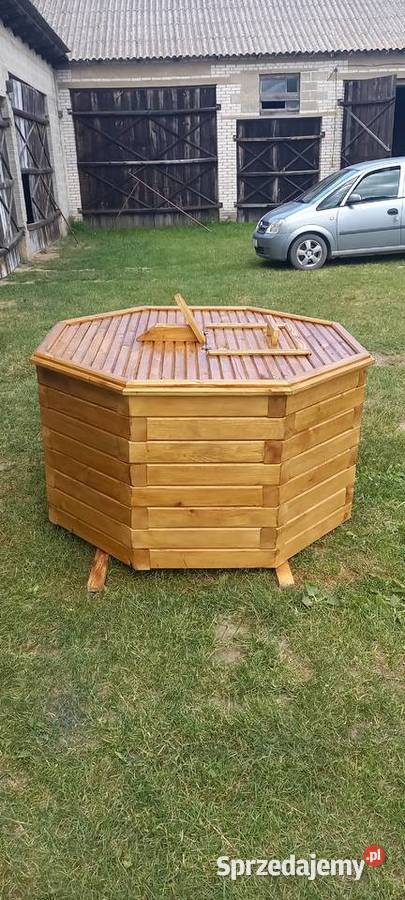 Drewniana obudowa studni Żeleźniki