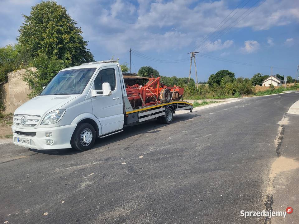Transport maszyn pomoc drogowa auto holowanie
