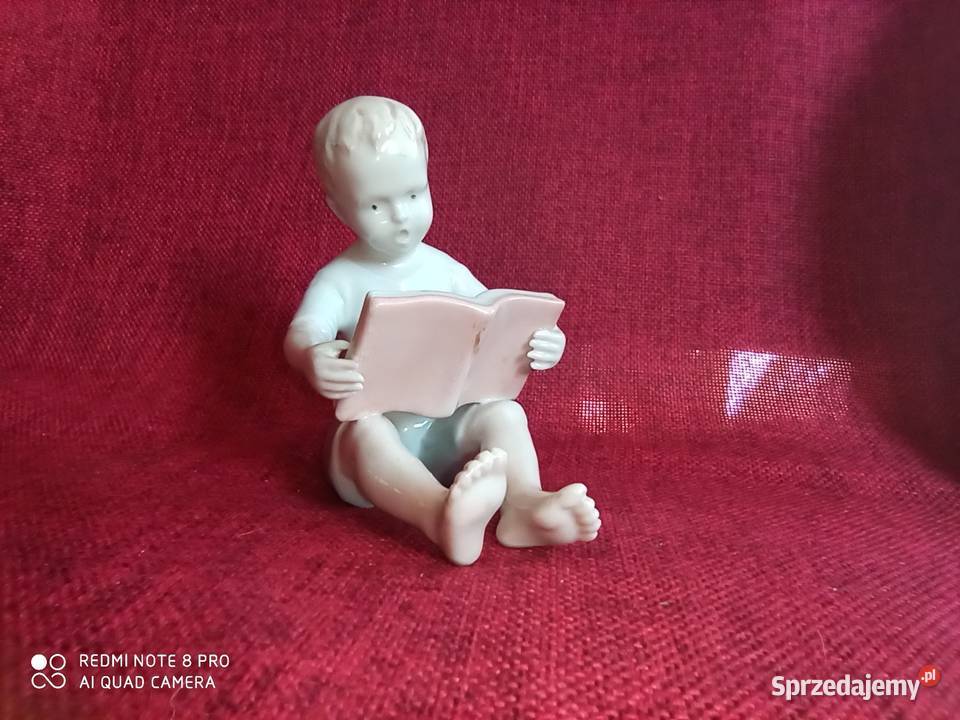 Figurka siedzącego chłopca czytającego książkę pomorskie Gdańsk